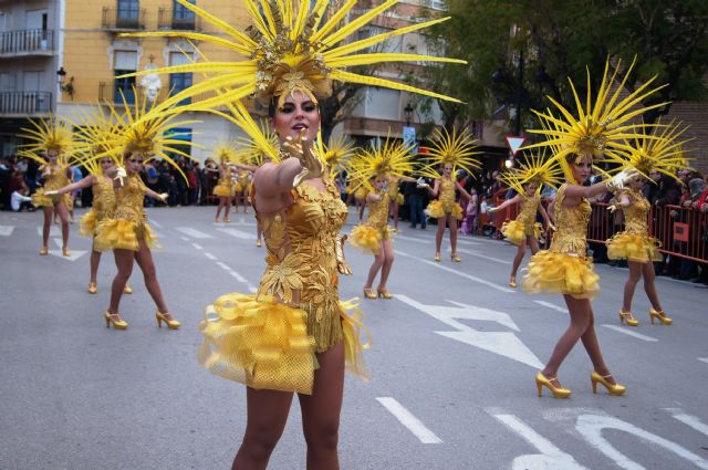 Catorce peñas protagonizan el primer desfile de carnaval en Totana
