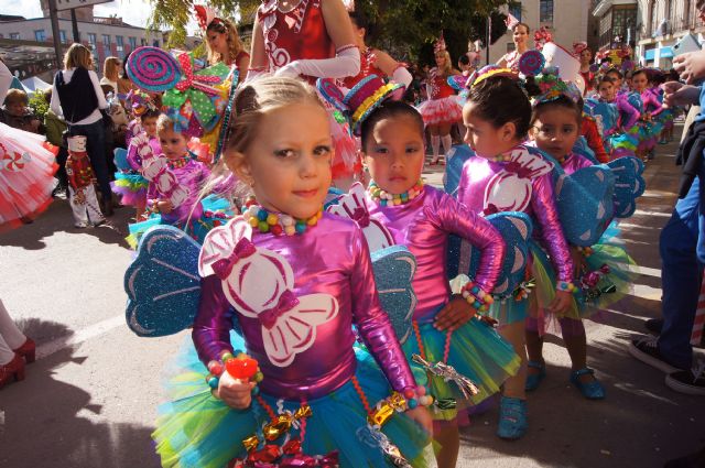 Cientos de personas reciben el Carnaval Infantil 2015 que ha ambientado con ritmo, color y fantasía las calles de la localidad