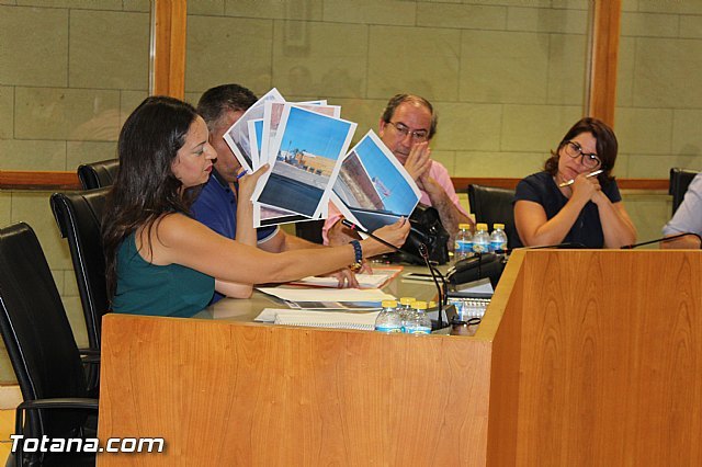 La concejal del Grupo Municipal Popular, María José Baeza, durante la realización de la pregunta en el Pleno