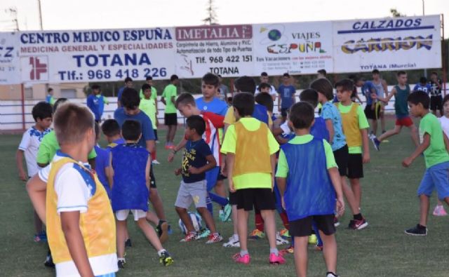Éxito en la jornada de puertas abiertas organizada por la Escuela de Fútbol Base Olímpico de Totana