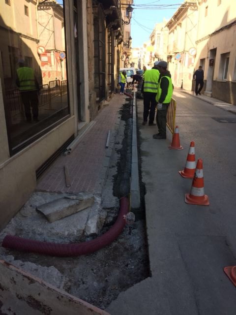 Acometen obras de acondicionamiento y mejora en las aceras en un tramo urbano de la avenida Santa Eulalia
