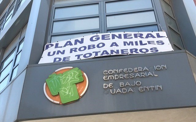 Pancarta situada en la fachada del edificio de CEBAG