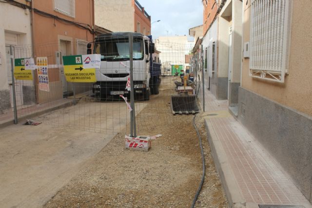 En los próximos días finalizarán las obra de renovación de servicios y adoquinado mediante plataforma única en la calle Romualdo López Cánovas