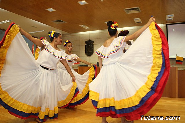 Celebran el nacimiento del Estado Colombiano Independiente a través de la representación de bailes y danzas tradicionales