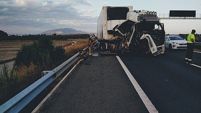 Fallece el conductor de un camión implicado en un accidente de tráfico ocurrido en la A-7, Totana