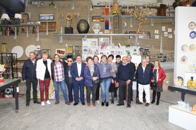 Inauguran la exposición 'Ceramicómic', en el Centro Regional de Artesanía, fruto de la unión artística del profesor Vicente Tiburcio y Alfarería 'El Poveo'