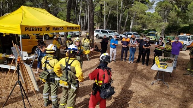 La Unidad Militar de Emergencias y operativos adscritos al Plan Infomur entrenan en Sierra Espuña para luchar contra posibles incendios forestales