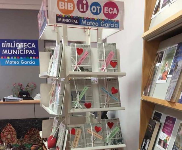 La Biblioteca Municipal 'Mateo García' celebra San Valentín promoviendo 'citas a ciegas' entre lectores y libros