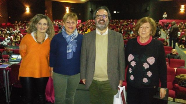 Más de 600 alumnos de cinco institutos de Totana y Alhama participan en la conferencia sobre edición genética del profesor Lluís Montoliú, organizada por la Consejería de Educación y el Centro de Estudios Médicos
