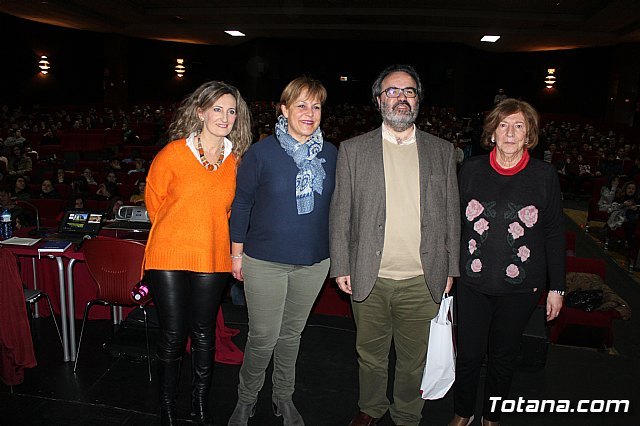 Más de 600 alumnos de cinco institutos de Totana y Alhama participan en la conferencia sobre edición genética del profesor Lluís Montoliú