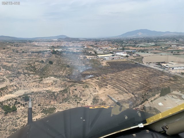Efectivos del Infomur apagan un incendio de vegetación en Totana