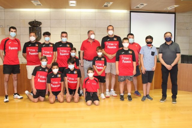 El Ayuntamiento realiza una recepción institucional al equipo Framusa Totana Tenis de Mesa por su éxito en los Campeonatos de España de Veteranos, celebrados en Antequera (Málaga)