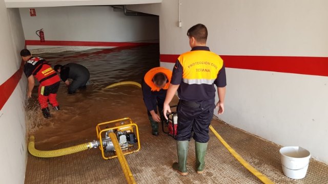 Voluntarios de Protección Civil en Totana participan hoy en las labores de apoyo para la evacuación de familias y achiques de garajes, bajos y sótanos comerciales en Los Alcázares