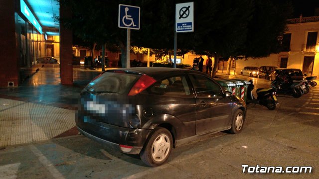 Un coche estacionado en un aparcamiento para personas con discapacidad / Totana.com