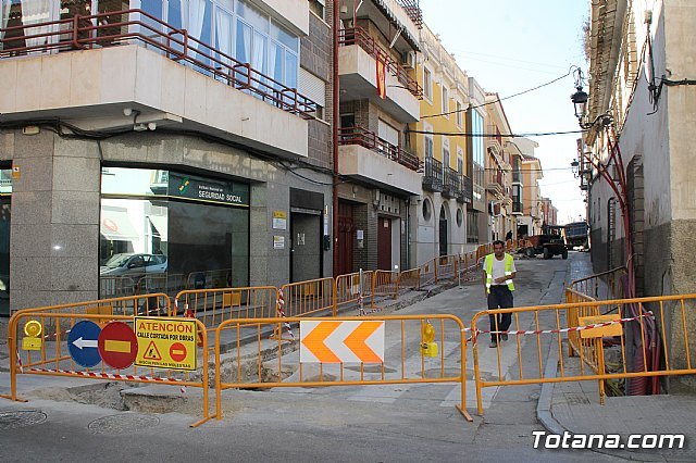 Las obras de saneamiento y pavimentación de la calle Cánovas del Castillo se prolongarán hasta finales de este año