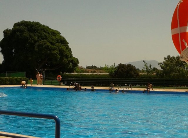 Comienza de forma oficial la temporada estival del servicio de piscinas municipales con la apertura hoy de las del Polideportivo '6 de Diciembre'