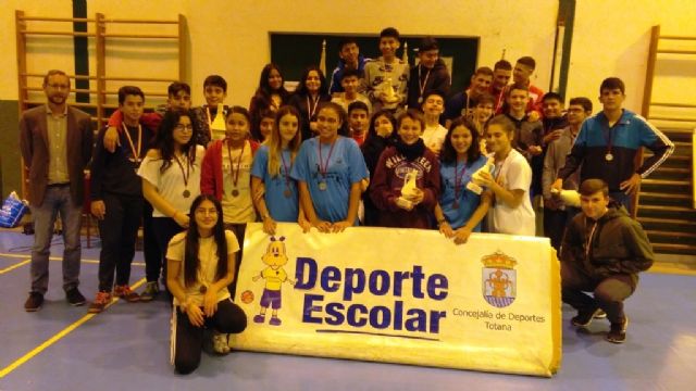 Finaliza la Fase Local de Fútbol Sala infantil, cadete y juvenil de Deporte Escolar, con la entrega de trofeos a los mejores equipos clasificados