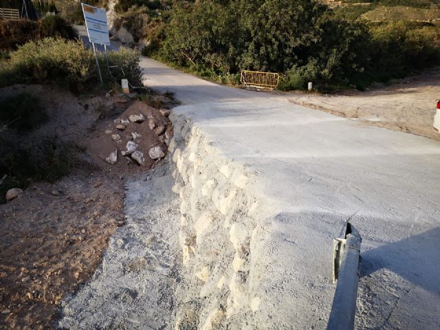 Arreglan el tramo de la carretera de La Huerta en su intersección con la rambla de Los Molinos, a la altura de la ermita de esta diputación