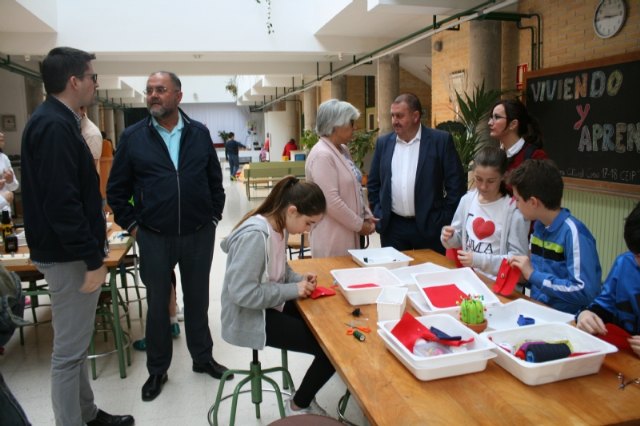 Autoridades visitan los talleres organizados por el CEIP Tierno Galván en el marco de su Semana Cultural