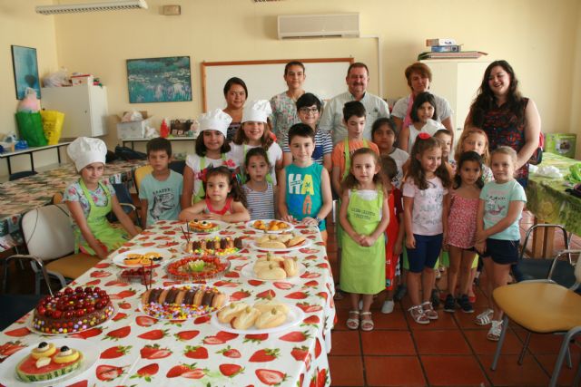 Unos 60 niños y niñas participan este mes en el Taller de Cocina Creativa y Divertida, que promueve la Asociación de Ocio y Tiempo Libre 'Caja de Pandora'