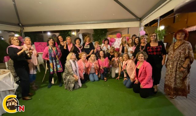 Un grupo de amigas, afectadas y supervivientes del Cáncer de Mama se reúnen un año más con motivo del Día Mundial contra este Cáncer