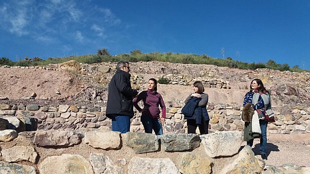 El director del yacimiento arqueológico de La Motilla del Azuer presenta en Totana el modelo de gestión museístico y de visitas al tejido empresarial