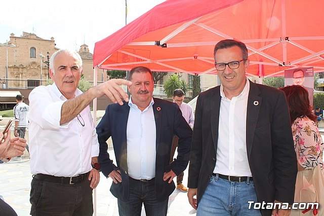 El candidato a la Presidencia de la Comunidad de la Región de Murcia por el PSRM-PSOE, Diego Conesa, visita Totana