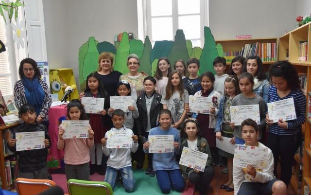 Un total de 48 escolares participan en el V Concurso Literario 'Morerica Galán', cuyos premios se entregaron ayer con motivo de la celebración del Día del Libro
