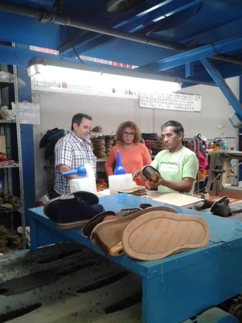 La directora general de Comercio visitó las instalaciones de la empresa artesana Toballe Calzados