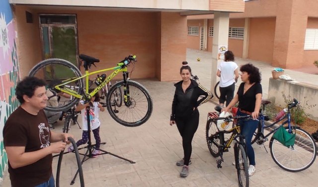 Prosigue el programa “En Bici Ando”, que organiza el Colectivo en la Parra, con la celebración de un Taller autogestionado de bicis que tuvo lugar en el Espacio Joven Munuera y Abadía