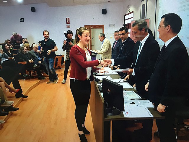 La alumna Alba de 2º Bi del IES Juan de la Cierva recogiendo su premio en la XXIII Olimpiada de Química de la Región de Murcia. Campeona!!!!!!