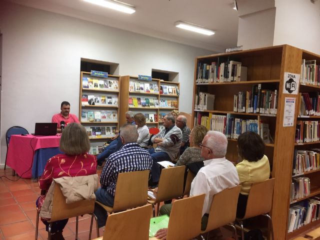 La Biblioteca Municipal 'Mateo García' acoge una magnífica ponencia sobre poesía carcelaria