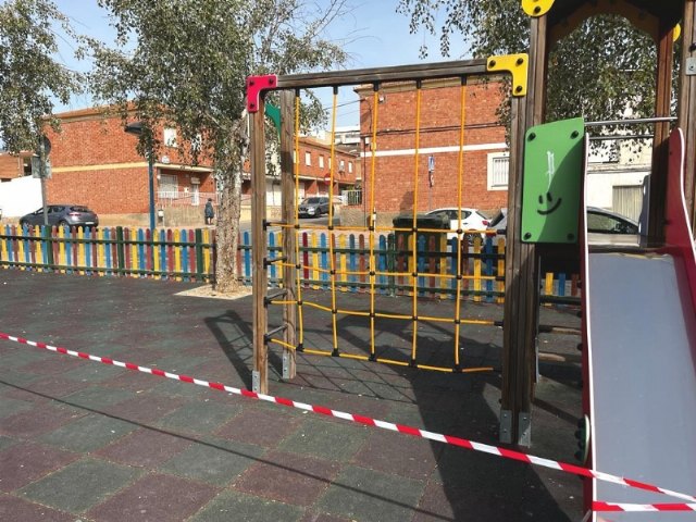 Comienzan las obras de reparación en las áreas de juegos infantiles de varios parques y jardines de Totana