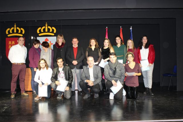 Se entregan los diplomas acreditativos a los 11 alumnos de la XI Promoción del Bachillerato Internacional del IES 'Juan de la Cierva'