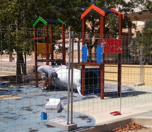 Sustituyen el pavimento de caucho de la zona de juegos infantiles del parque 'Tierno Galván' e incorporan nuevos juegos
