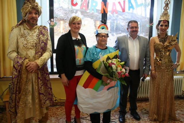 El alcalde acompaña a La Musa y Don Carnal en su tradicional visita carnavalera a la residencia 'La Purísima, junto con la Federación de Peñas