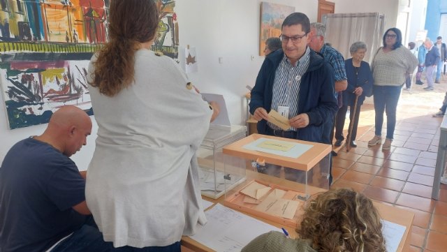 La participación de electores en el municipio de Totana asciende al 53,61% por ciento, a las 18:00 horas; 4,36 puntos más que hace cuatro años a esta hora