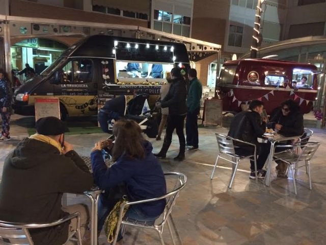 La plaza de la Balsa Vieja acogió este pasado fin de semana el festival de vehículos de comida callejera 'Food Trucks'