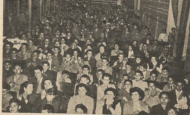 La imagen publicada en el año 1956 por la revista Deitania, editada por el Instituto Laboral Juan de la Cierva, nos sitúa en el ambiente de participación que se debió vivir en Totana con la presencia de las Misiones Pedagógicas en 1934 y el desarrollo de su programa en el Cine Rosa.
