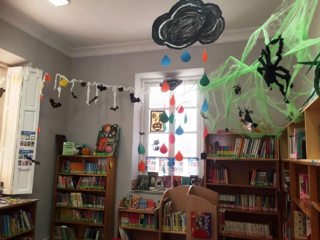 La Biblioteca Municipal 'Mateo García' habilita una sección de lecturas sobre temática relacionada con 'Halloween'