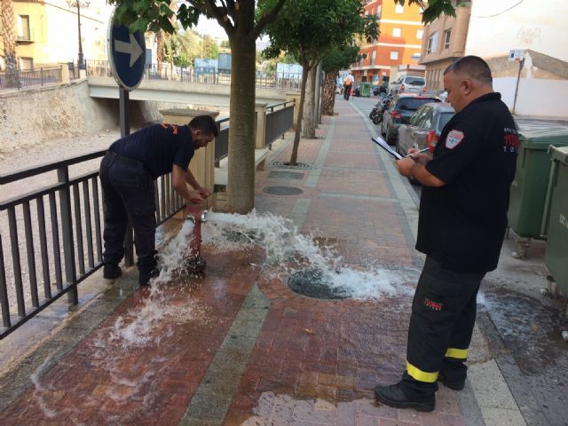 Voluntarios de Protección Civil realizan una revisión técnica a los más de 150 hidrantes distribuidos por el casco urbano y el polígono industrial